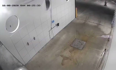 Άνδρας τα πέταξε όλα και έκανε ντους σε πλυντήριο αυτοκινήτων (video)