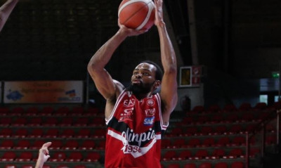 Αρμάνι Μιλάνο: Ασταμάτητη και μια ακόμα κατοστάρα (photos)