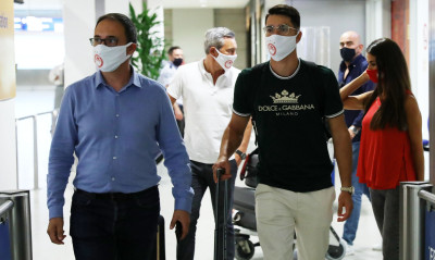 Ολυμπιακός: Στην Ελλάδα για τις υπογραφές ο Πέπε (photos)