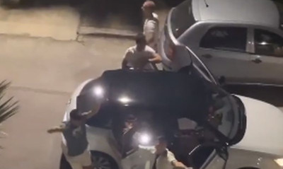 Κερκίδα – έπος κάτω από το σπίτι του Μακέντα από συμπαίκτες του (video)