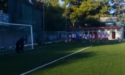 Τρομερός παπάς! Έκανε απόκρουση παγκόσμιας κλάσης (video)