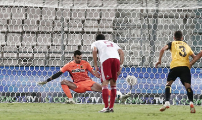 ΑΕΚ – Ολυμπιακός: Έπιασε πέναλτι και «κράτησε» ζωντανή την ΑΕΚ ο Τσιντώτας (video+photos)