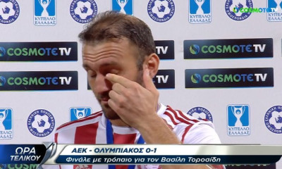 «Λύγισε» ο Βασίλης Τοροσίδης στο «αντίο» του σε Ολυμπιακό και ποδόσφαιρο (video)