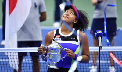 Με φανέλα Κόμπε Μπράιαντ η Ναόμι Οσάκα στην απονομή του US Open: «Μου έδινε δύναμη»! (video)