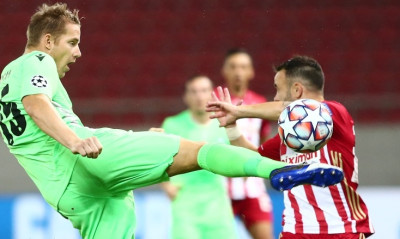 Ολυμπιακός-Ομόνοια: Οι πρώτες στιγμές στο Καραϊσκάκη και ο Μπεργκ που... ψάχνει τον Ρεδόνδο