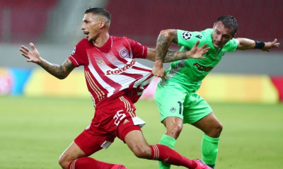 Ολυμπιακός-Ομόνοια: Πέφτουν... κορμιά στο Καραϊσκάκη (photos)