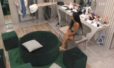 Big Brother: Απίστευτα πλάνα – Ξεκούμπωσε το σουτιέν της Χριστίνας μπροστά στην κάμερα (pics)