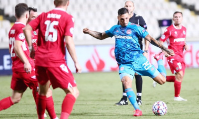 Ομόνοια-Ολυμπιακός: Έξαλλος ο Χολέμπας, φόρεσε... γυαλιά στο βοηθό (video)