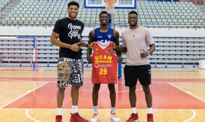 Περήφανος για τον αδερφό του ο Γιάννης Αντετοκούνμπο (video+photos)