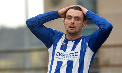 Δεν ξανάγινε: Παίκτης έκανε την ανάγκη του στο γήπεδο, ενώ ο προπονητής έδινε οδηγίες!