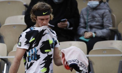 Τσιτσιπάς - Ρούμπλεφ: «Τρελάθηκε» ο Ρώσος με την ήττα και έσπασε τη ρακέτα του (video)