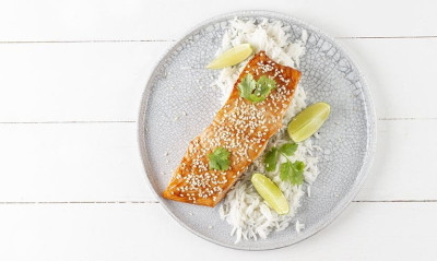 Άκης Πετρετζίκης: Ψητός σολομός με βούτυρο λεμονιού