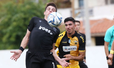 ΑΕΚ - ΠΑΟΚ: Τρομερός μπαμπάς τάιζε το μωρό και έβλεπε Νέους (photos)