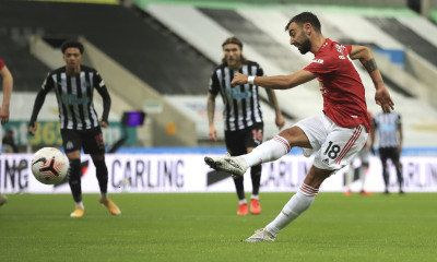 «Περίπατος» της Μάντσεστερ Γιουνάιτεντ στο «Σεντ Τζέιμς Παρκ» (videos)