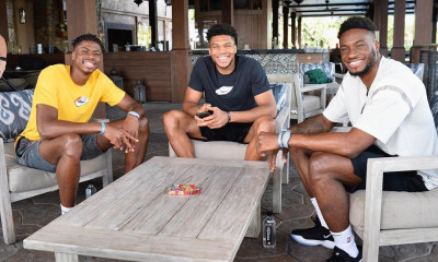 NBA: Έβαλαν… φωτιά στο αεροδρόμιο οι Γιάννης & Θανάσης Αντετοκούνμπο για τον πρωταθλητή Κώστα (vid)