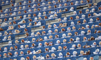 Χέρενφεϊν: Γέμισε τις εξέδρες με αρκουδάκια, για τη μάχη κατά του παιδικού καρκίνου (photos+video)