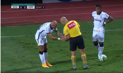 Διαιτητής μάζεψε δόντια παίκτη από το... χορτάρι! (photos+video)