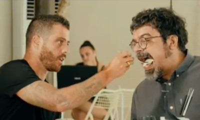 ΠΑΟΚ: Ο Βιεϊρίνια μαγειρεύει, σερβίρει και… ταΐζει φίλαθλο του «Δικέφαλου» (video)