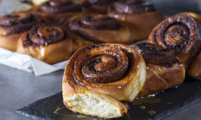 Άκης Πετρετζίκης: Λαχταριστά Cinnamon rolls με σάλτσα καραμέλας