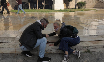 Πνίγηκε το κέντρο από τα δακρυγόνα - Πολίτες πεσμένοι στο έδαφος δεν μπορούν να αναπνεύσουν