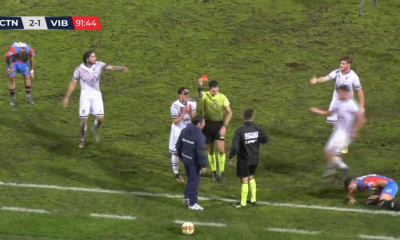 Αδιανόητο! Προπονητής έκοψε… αντίπαλο παίκτη που έβγαινε στην αντεπίθεση (video)