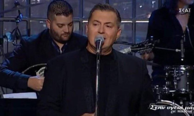 «Θα κλείσω τα μάτια»: Η ερμηνεία του Νίκου Μακρόπουλου στο αφιέρωμα για τον Άκη Πάνου