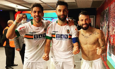 Λάμπουν στην Τουρκία τα ελληνόπουλα και ο χαζομπαμπάς! (photos)