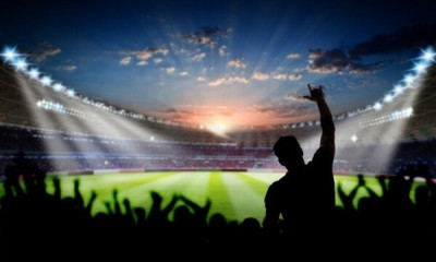 Σοκαριστικό βίντεο: Οπαδοί πέταξαν τον υπεύθυνο του γηπέδου σε κάδο σκουπιδιών!