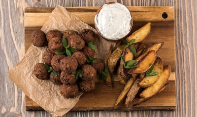 Άκης Πετρετζίκης: Κεφτεδάκια με πατάτες