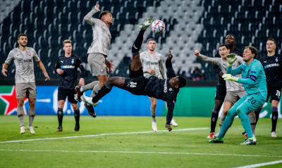 Champions League: Η Γκλάντμπαχ διέλυσε ξανά τη Σαχτάρ, γκολάρα ο Εμπολό! (video+photos)