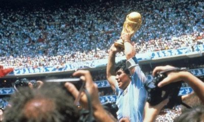 Ντιέγκο Μαραντόνα: Η συγκλονιστική κίνηση των Μεξικανών στο στάδιο Αζτέκα! (video+photos)