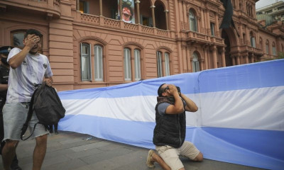 Κηδεία Μαραντόνα: Κόντρα οικογένειας και Κυβέρνησης - Φοβούνται επεισόδια (photos)