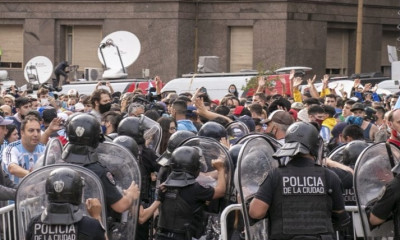 Κηδεία Μαραντόνα: Ξεφεύγει η κατάσταση με πλαστικές σφαίρες και οδομαχίες! (video)