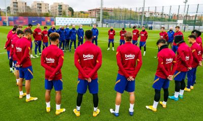Ντιέγκο Μαραντόνα: Ενός λεπτού σιγή στην προπόνηση της Μπαρτσελόνα (photos+video)