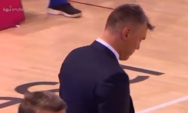 Μυθική αντίδραση από τον Γιασικεβίτσιους: Δεν μίλησε στους παίκτες του σε τάιμ άουτ (videos)