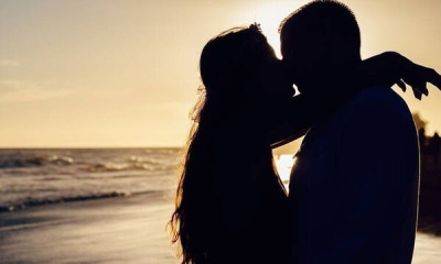 Γνωστός μπασκετμπολίστας στο πλευρό σέξι τραγουδίστριας (pics)