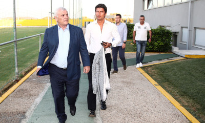 ΑΕΚ: Τα είπε και... έφυγε ο Μελισσανίδης, επίσκεψη οπαδών στα Σπάτα!