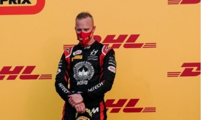 Σάλος στη Formula 1 - Ο ομόσταυλος του Σουμάχερ πιάνει δημόσια το στήθος γυναίκας (video)