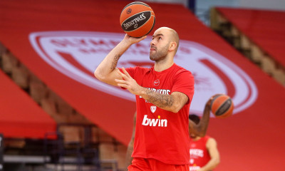 Ερυθρός Αστέρας - Ολυμπιακός: Το ιστορικό καλάθι του Σπανούλη (video)