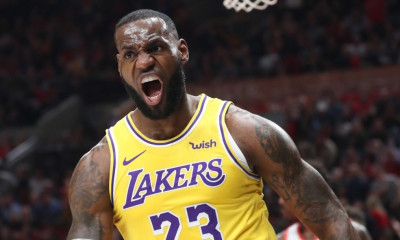 «Τρελάθηκε» ο ΛεΜπρον: Έτοιμος να... ορμήσει στον προπονητή που βάρεσε παιδάκι (video)