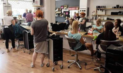 Κορονοϊός: Ανοίγουν από Δευτέρα τα κομμωτήρια