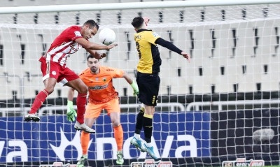 ΑΕΚ-Ολυμπιακός: Η τρομερή επέμβαση του Τσιντώτα στην κεφαλιά του Ελ Αραμπί