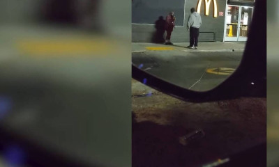 Συγκλονιστικό βίντεο: Άνδρας δίνει το παντελόνι του σε γυμνό άστεγο