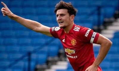 Χάρι Μαγκουάιρ: Μοίρασε τρόφιμα σε ηλικιωμένους στην πόλη του (pics)