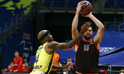 Ολυμπιακός: Πρόβλημα στον ώμο ο Παπανικολάου (video)