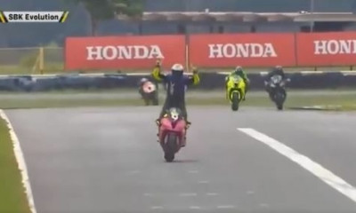 Η γκάφα του 2020 στον μηχανοκίνητο αθλητισμό - Σηκώθηκε να πανηγυρίσει και... καταστροφή (video)