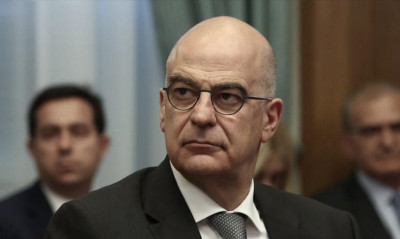 Κορονοϊός: Με μπλουζάκι γνωστής ομάδας έκανε εμβόλιο ο Ν. Δένδιας (photo)