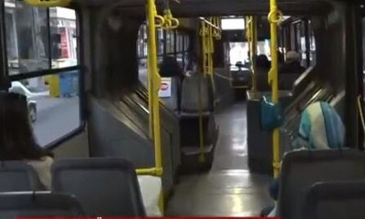 Ασύλληπτο: Επιβάτης σε λεωφορείο «πιάστηκε» χωρίς μάσκα αλλά με καφέ και τσιγάρο (video)
