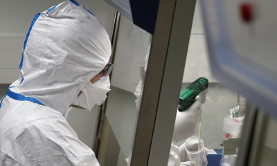 Εμβόλια - Οργιάζουν οι συνωμοσιολόγοι: Από τα τσιπάκια στον φυσιολογικό ορό - Τι απαντούν οι ειδικοί