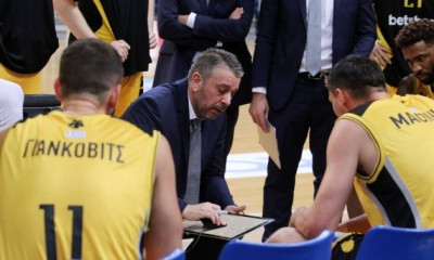 AEK: Ο Παπαθεοδώρου ζήτησε συγκέντρωση στην άμυνα με Χολόν!